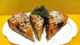 Buchta s tvarohem, meruňkami a povidly z remosky