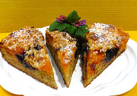 Buchta s tvarohem, meruňkami a povidly z remosky