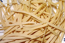 Používam na vaľkanie aj krájanie strojček. Domáce sú domáce, chutia každému.