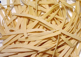 Domácí těstoviny II. (Používam na vaľkanie aj krájanie strojček. Domáce sú domáce, chutia každému.)