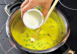 Hráškové karí s vejcem a žampiony