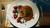 Krůtí prsa sous vide na grilu se sýrovou omáčkou