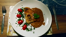 Krůtí prsa sous vide na grilu se sýrovou omáčkou
