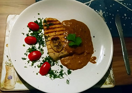 Krůtí prsa sous vide na grilu se sýrovou omáčkou