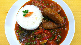 Mleté vepřové válečky v pikantní omáčce