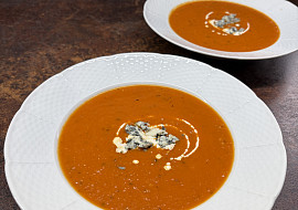 Rajčatová polévka s bazalkou a mozzarellou