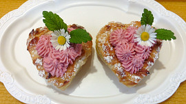 Srdíčka z listového těsta, plněná jahodovým tvarohem