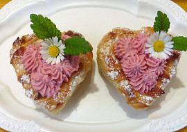 Srdíčka z listového těsta, plněná jahodovým tvarohem