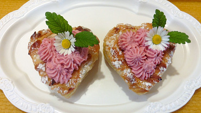 Srdíčka z listového těsta, plněná jahodovým tvarohem