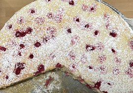 Těsto na buchtu v koláčové formě (Místo jahod jsem dala mražený rybíz)