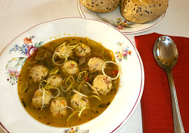 Zeleninová polévka s klobásovými knedlíčky