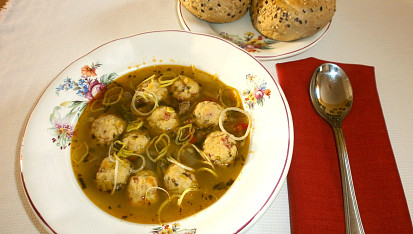 Zeleninová polévka s klobásovými knedlíčky