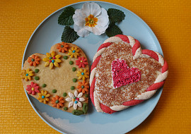 Barevná srdíčka s perníkovou příchutí