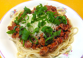 Mleté maso s rajčatovou omáčkou a těstovinami