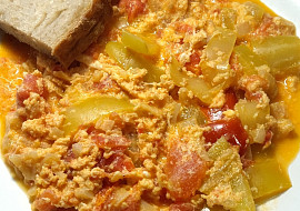 Lečo,  ukradený recept (Patrí k letu, ale spravím si aj v zime. Chutí aj bez údeniny.)