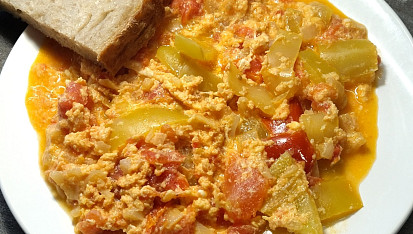 Lečo,  ukradený recept, Patrí k letu, ale spravím si aj v zime. Chutí aj bez údeniny.