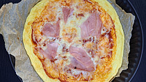 Pizza z cottage a vajec (bez mouky)
