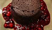 Lava Cake s mátou a jahodami