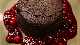 Lava Cake s mátou a jahodami