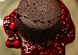 Lava Cake s mátou a jahodami