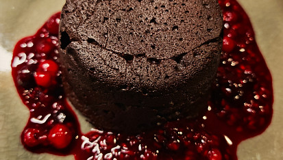 Lava Cake s mátou a jahodami