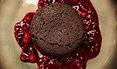 Lava Cake s mátou a jahodami