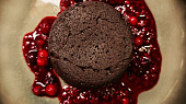 Lava Cake s mátou a jahodami