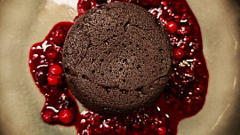Lava Cake s mátou a jahodami