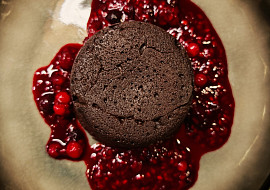 Lava Cake s mátou a jahodami