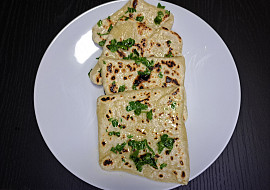 Naan plněný sýrem s česnekovým máslem