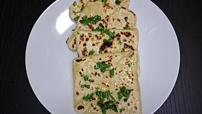 Naan plněný sýrem s česnekovým máslem