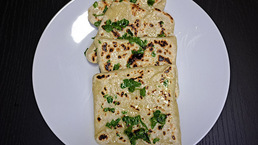 Naan plněný sýrem s česnekovým máslem