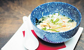 Miso polévka s bílými houbami shimeji, enoki a hlívou ústřičnou