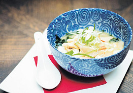 Miso polévka s bílými houbami shimeji, enoki a hlívou ústřičnou