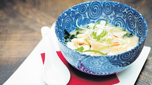 Miso polévka s bílými houbami shimeji, enoki a hlívou ústřičnou