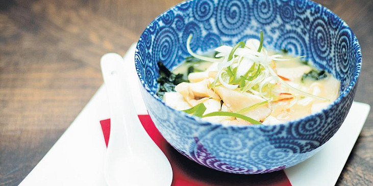Miso polévka s bílými houbami shimeji, enoki a hlívou ústřičnou