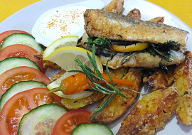 Pečený hejk s bylinkami a parmazánovými bramborami z horkovzdušné fritézy