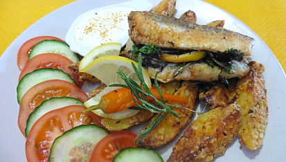 Pečený hejk s bylinkami a parmazánovými bramborami z horkovzdušné fritézy