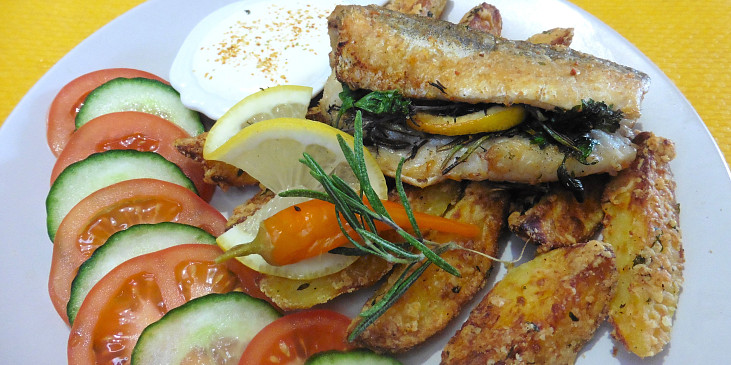 Pečený hejk s bylinkami a parmazánovými bramborami z horkovzdušné fritézy