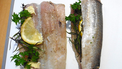 Pečený hejk s bylinkami a parmazánovými bramborami z horkovzdušné fritézy
