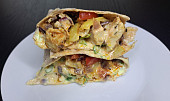 Tortilla s kuřecím masem a paprikami