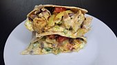 Tortilla s kuřecím masem a paprikami