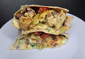 Tortilla s kuřecím masem a paprikami