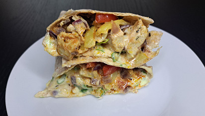 Tortilla s kuřecím masem a paprikami