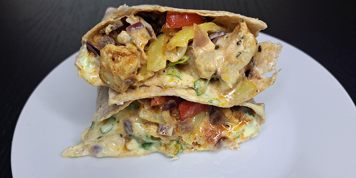 Tortilla s kuřecím masem a paprikami