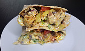 Tortilla s kuřecím masem a paprikami
