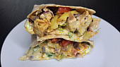 Tortilla s kuřecím masem a paprikami