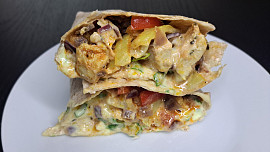 Tortilla s kuřecím masem a paprikami