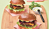 Hovězí burger s karamelizovanou cibulkou