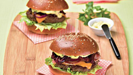 Hovězí burger s karamelizovanou cibulkou